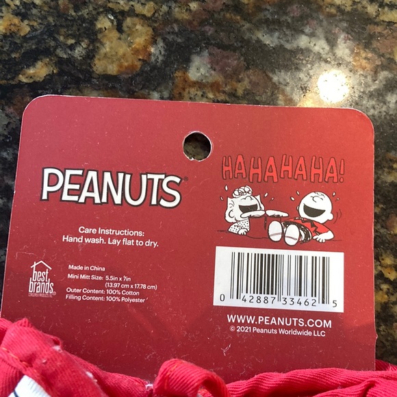 Peanuts Gang Mini Oven Mitts NWT
Red Snoopy - Picture 4 of 4